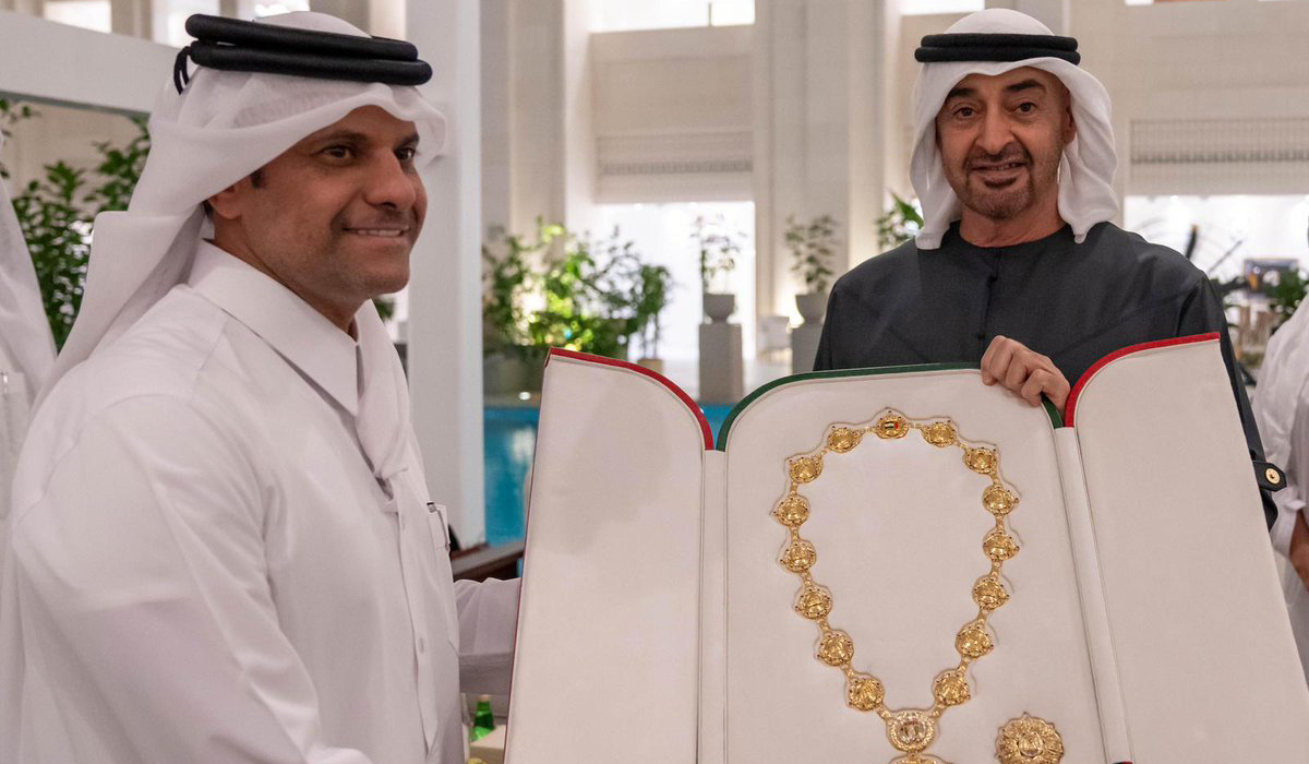 President of UAE Presents Union Order to Chief of the Amiri Diwan